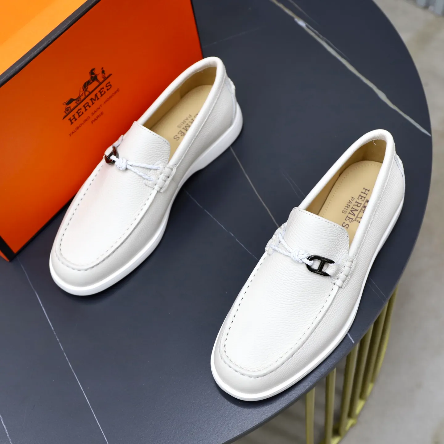 Ex-factory price: 560💰Hermès/Hermès slip-on men's shoes. This shoe is made of imported pebbled cowhide. It has simple and smooth lines and is combined with aerodynamically designed 3CM rubber foam ultra-light soles! Youthful and fashionable, classic H-shaped hardware buckle decoration, calf lining gently wraps the feet, with logo cowhide feet, casual and urban style, highlighting youthful vitality, sports and leisure version, super versatile, code number: 38-39-40-41-42-43-44 standard leather shoe size (45 can be customized but does not support returns)